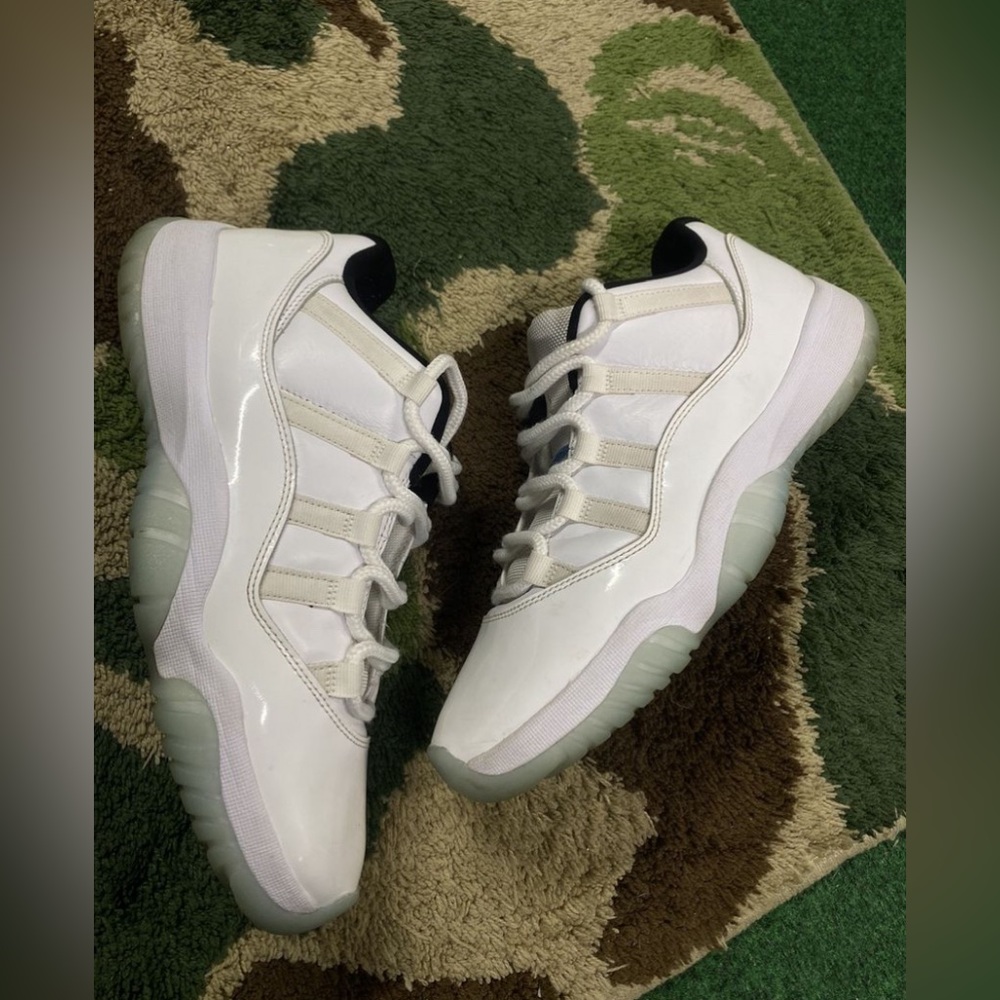 Air Jordan 11 lows legend blues size 9.5